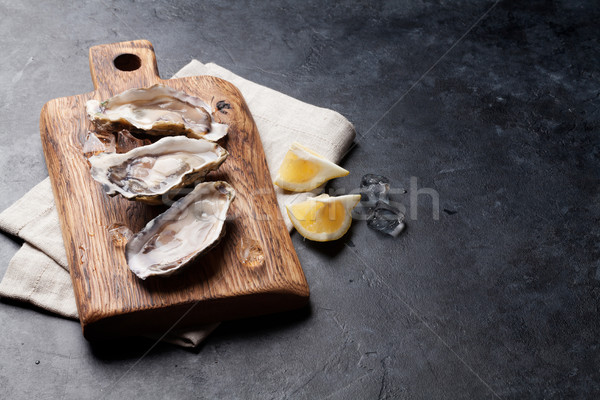 Austern Zitrone geöffnet Eis Holzbrett Stein Stock foto © karandaev