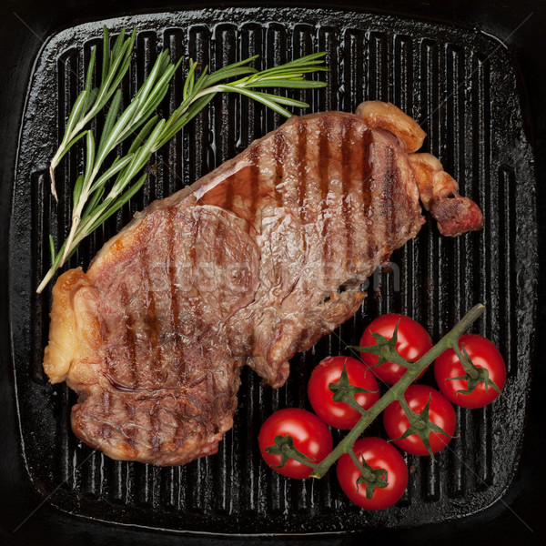 Vesepecsenye steak rozmaring koktélparadicsom serpenyő közelkép Stock fotó © karandaev