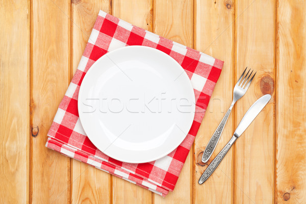 üres tányér ezüst étkészlet törölköző fa asztal felülnézet Stock fotó © karandaev