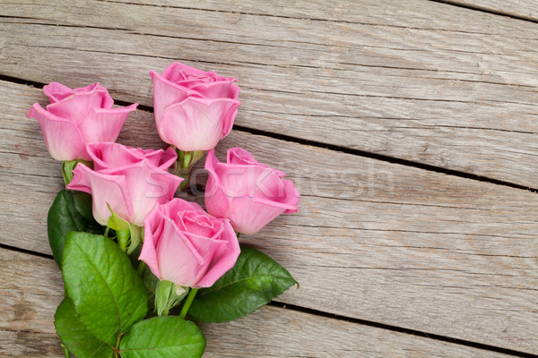 Foto d'archivio: Rosa · rose · bouquet · tavolo · in · legno · top · view