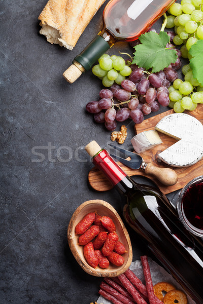 Foto d'archivio: Rosso · vino · bianco · uva · formaggio · salsicce · bottiglie