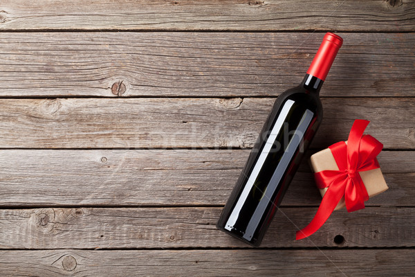 Stockfoto: Rode · wijn · geschenkdoos · valentijnsdag · wenskaart · wijn · houten · tafel