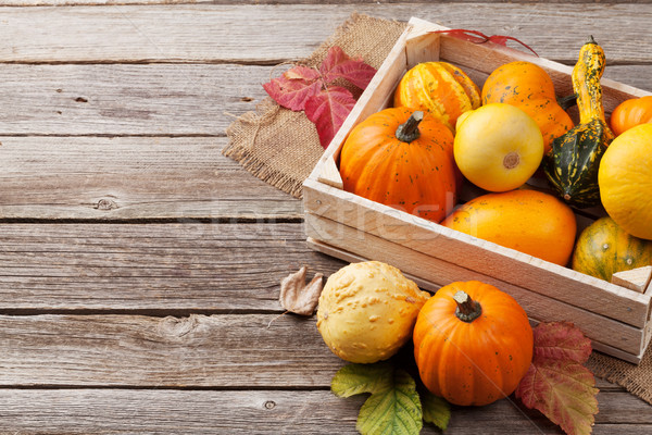 Foto stock: Otono · calabazas · mesa · de · madera · cuadro · vista · espacio · de · la · copia