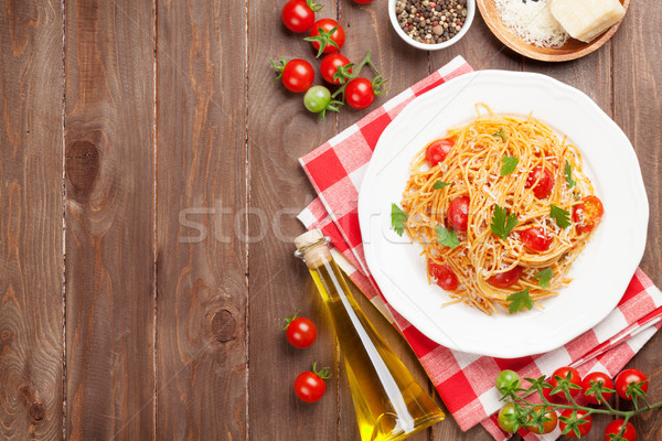 Espaguetis pasta tomates perejil mesa de madera superior Foto stock © karandaev