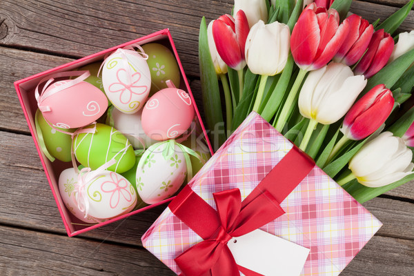 復活節彩蛋 鬱金香 禮品盒 木 頂部 商業照片 © karandaev