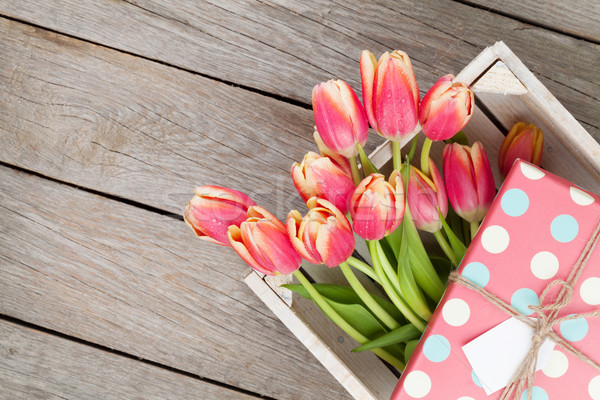 Colorido tulipanes caja de regalo mesa de madera superior vista Foto stock © karandaev