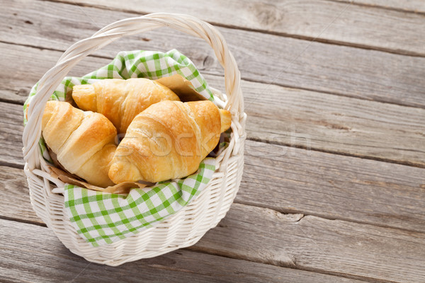 Foto stock: Frescos · croissants · cesta · mesa · de · madera · vista · espacio · de · la · copia