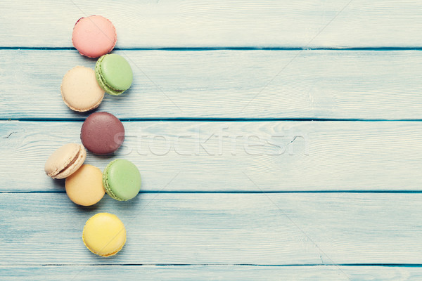 Colorat dulce macarons masa de lemn top vedere Imagine de stoc © karandaev