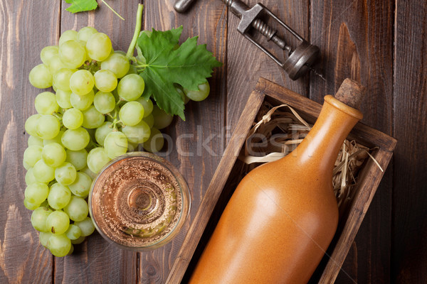 şarap şişesi üzüm ahşap masa üst görmek şarap Stok fotoğraf © karandaev