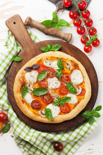 Сток-фото: итальянский · пиццы · помидоров · моцарелла · базилик · Top