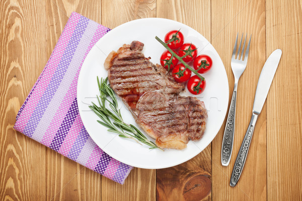 Stock fotó: Vesepecsenye · steak · rozmaring · koktélparadicsom · tányér · felülnézet