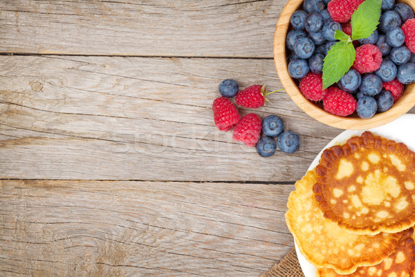 [[stock_photo]]: Framboise · myrtille · table · en · bois · espace · de · copie · alimentaire