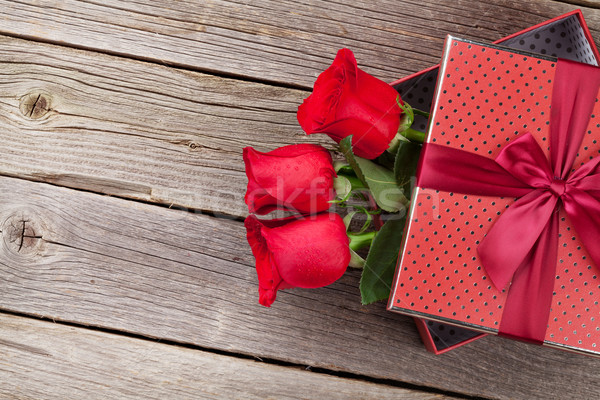 Rote Rosen Geschenkbox Holz top Ansicht Stock foto © karandaev