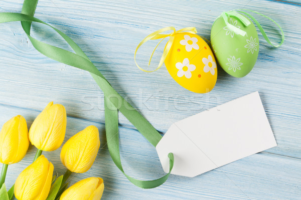 œufs de Pâques tulipes tag bleu table en bois haut Photo stock © karandaev