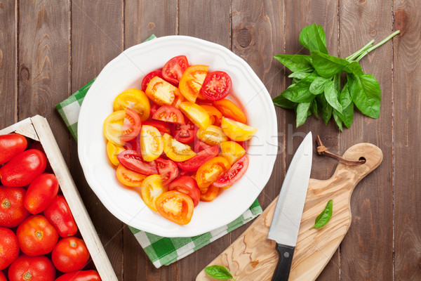 Frischen farbenreich Tomaten Basilikum Salat Holztisch Stock foto © karandaev