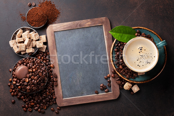 Foto stock: Xícara · de · café · feijões · raio · pedra · topo · ver