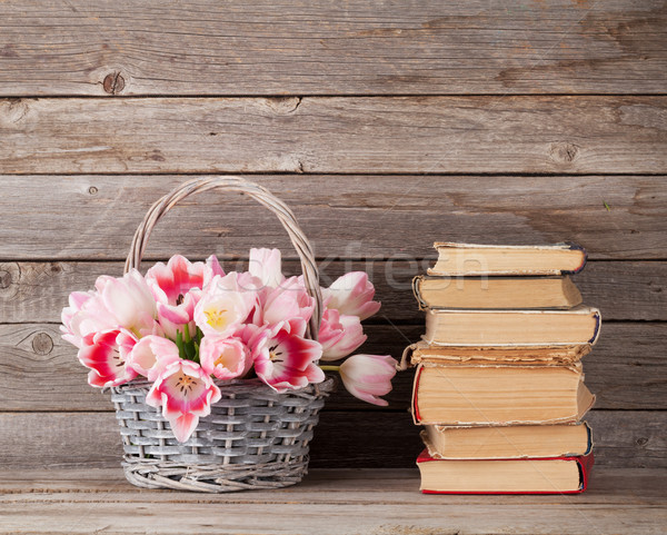 Foto stock: Rosa · tulipas · buquê · cesta · velho · livros