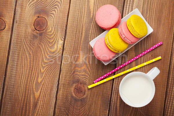 Foto stock: Colorido · macaron · bolinhos · copo · leite · mesa · de · madeira