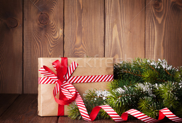 Foto stock: Natal · caixa · de · presente · ramo · mesa · de · madeira