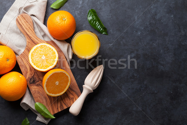Fresco laranjas suco vidro escuro pedra Foto stock © karandaev