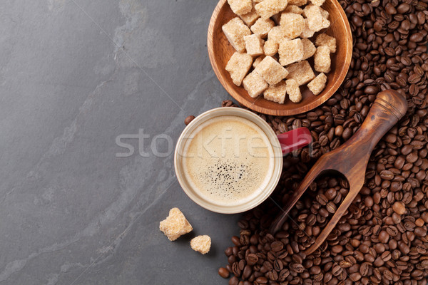 Foto stock: Taza · de · café · frijoles · azúcar · moreno · piedra · mesa · superior