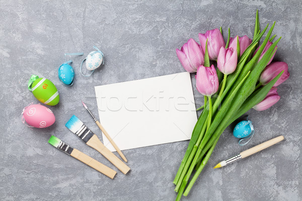 Foto stock: Ovos · de · páscoa · tulipas · cartão · colorido · pedra · tabela