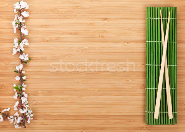 Betisoarele sakura ramură bambus tabel spatiu copie Imagine de stoc © karandaev