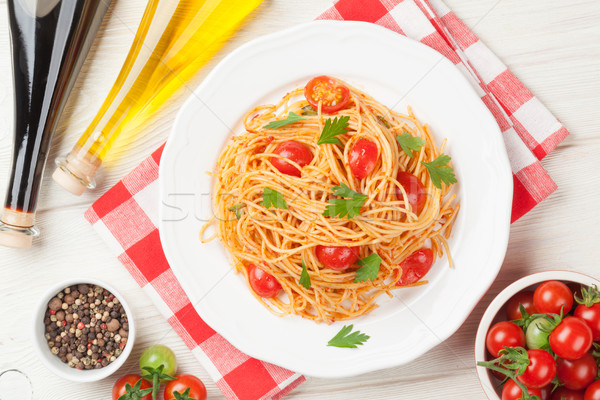 Spagetti tészta paradicsomok petrezselyem fa asztal felső Stock fotó © karandaev