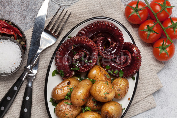 Foto stock: Grelhado · polvo · pequeno · batatas · ervas · temperos