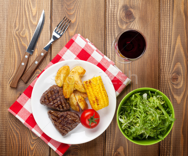 Foto stock: Filete · a · la · parrilla · papa · maíz · ensalada · vino · tinto