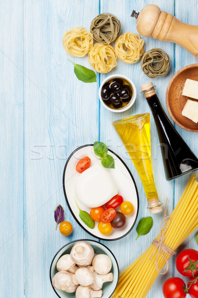 無鹽乾酪 蕃茄 羅勒 橄欖油 木桌 頂部 商業照片 © karandaev