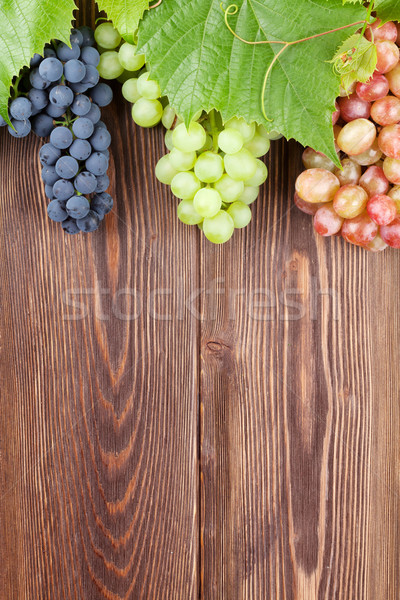 Köteg szőlő szőlő fa asztal copy space bor Stock fotó © karandaev