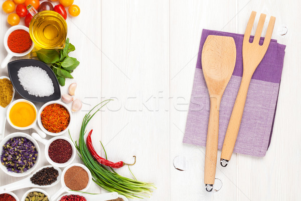 Unterschiedlich Gewürze Küchengerät weiß Holz top Stock foto © karandaev
