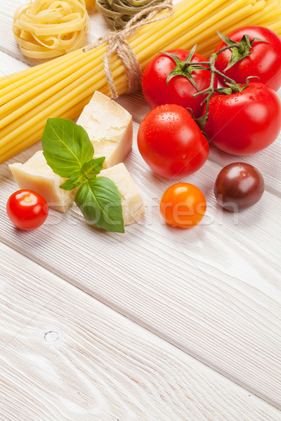 Macarrão tomates manjericão mesa de madeira comida italiana cozinhar Foto stock © karandaev