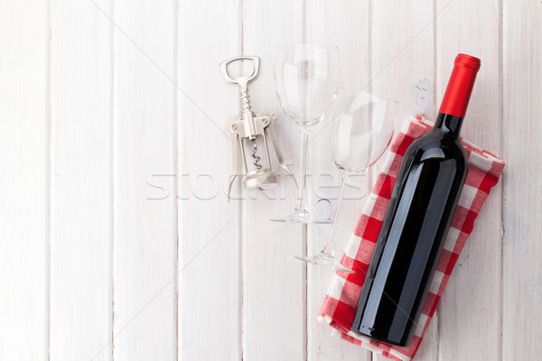 Wino czerwone butelki okulary korkociąg biały drewniany stół Zdjęcia stock © karandaev