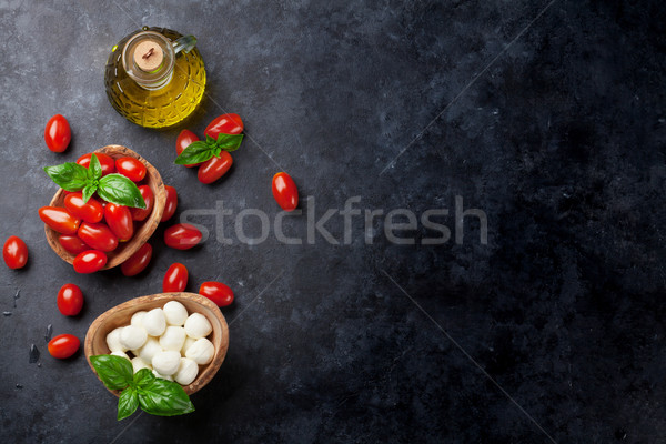 無鹽乾酪 奶酪 蕃茄 羅勒 草本植物 葉 商業照片 © karandaev