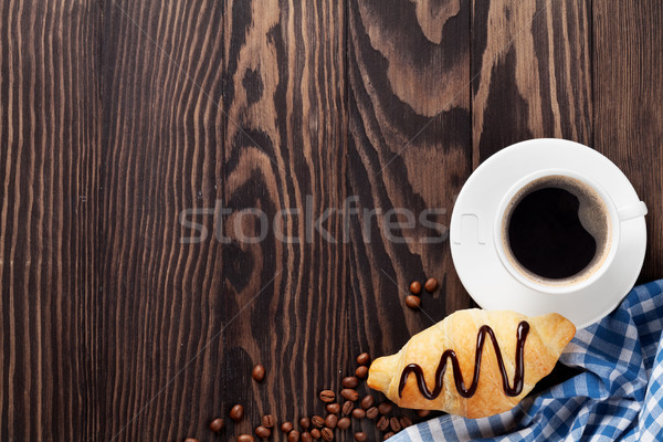 Foto stock: Frescos · croissant · café · mesa · de · madera · vista · espacio · de · la · copia