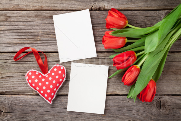 Foto stock: Vermelho · tulipas · foto · quadros · coração · mesa · de · madeira