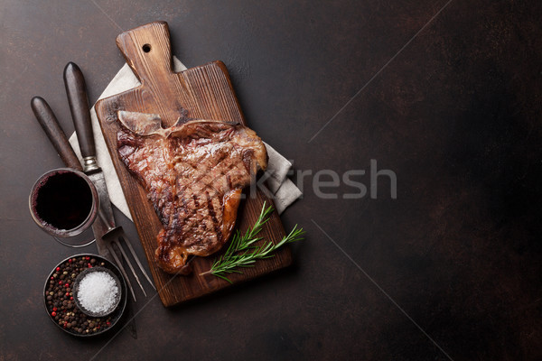 Steak grillezett vörösbor üveg kő asztal Stock fotó © karandaev