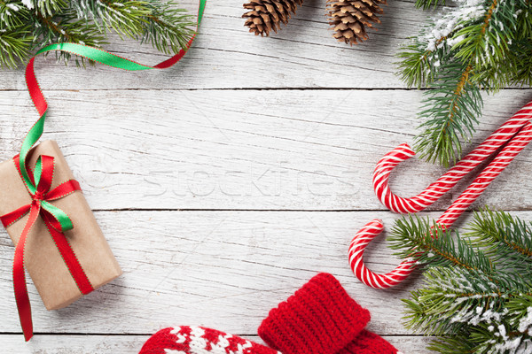 Karácsony ajándék cukorka sétapálca ujjatlan kesztyűk fenyőfa Stock fotó © karandaev