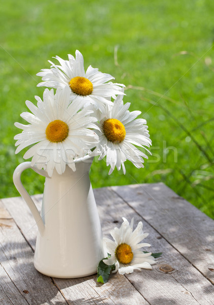 Fresche giardino camomilla bouquet vaso tavolo in legno Foto d'archivio © karandaev