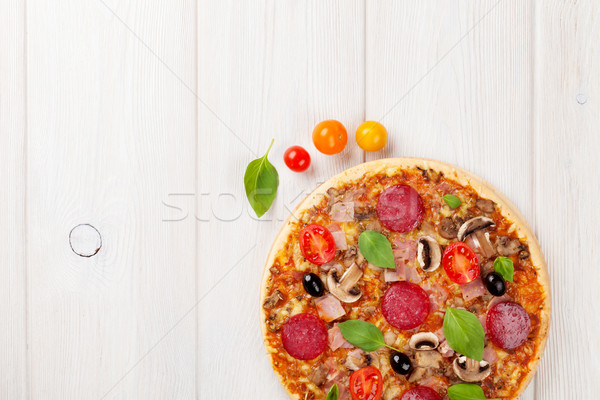 Foto d'archivio: Italiana · pizza · pepperoni · pomodori · olive · basilico