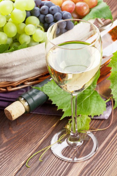 Stockfoto: Witte · wijn · glas · fles · druiven · houten · tafel · voedsel