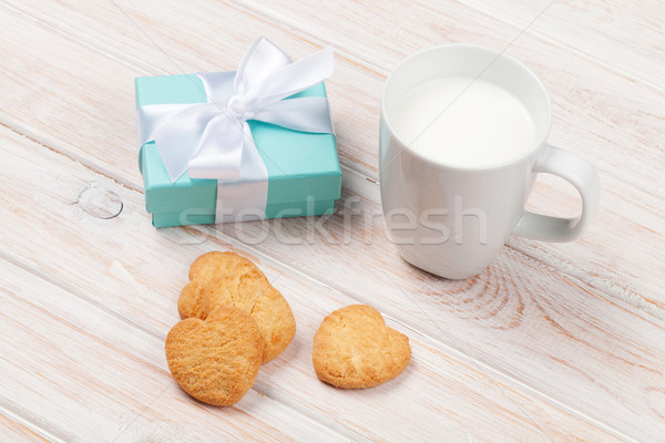 Ceaşcă lapte inimă cookie-uri cutie cadou Imagine de stoc © karandaev