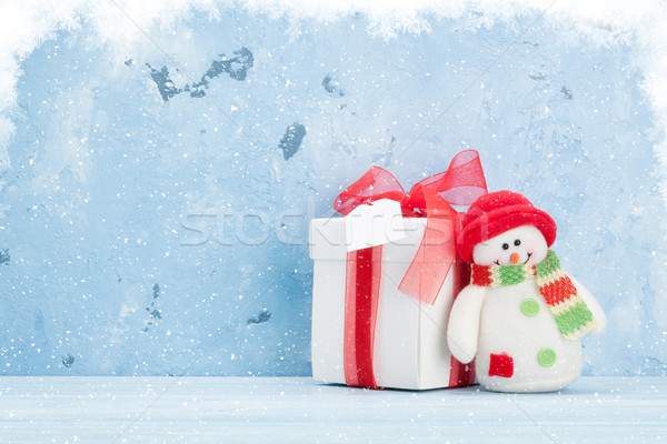 Crăciun cutie cadou om de zapada zid de piatra spatiu copie zăpadă Imagine de stoc © karandaev