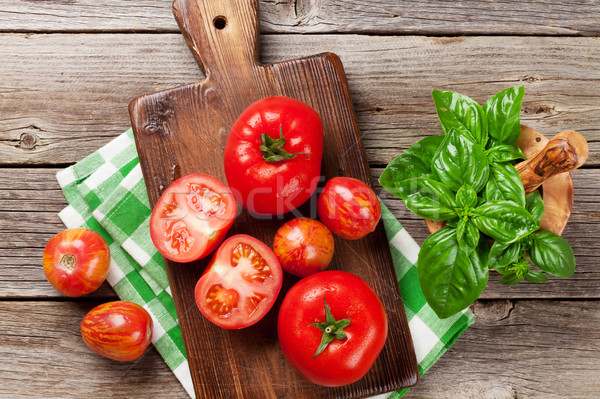 Foto stock: Frescos · maduro · jardín · tomates · albahaca · mesa · de · madera