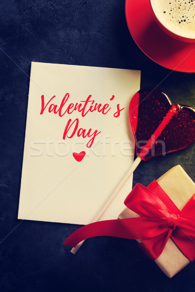 Foto stock: Día · de · san · valentín · tarjeta · de · felicitación · dulces · corazón · taza · de · café · caja · de · regalo