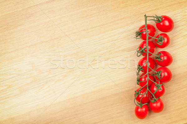Tomates cereja mesa de madeira cópia espaço madeira folha fundo Foto stock © karandaev