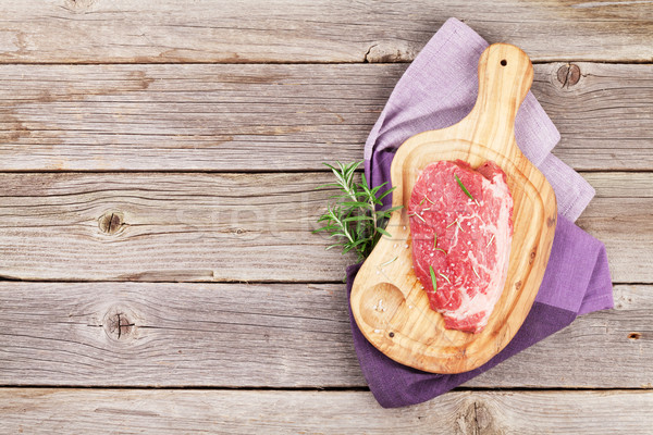 Ruw biefstuk specerijen kruiden houten tafel top Stockfoto © karandaev