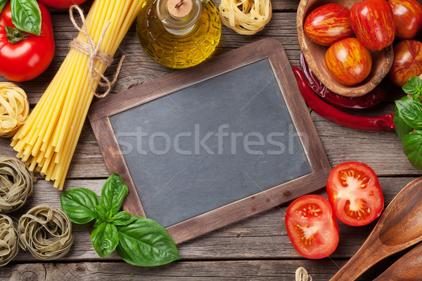 Olasz étel főzés paradicsomok bazsalikom spagetti tészta Stock fotó © karandaev